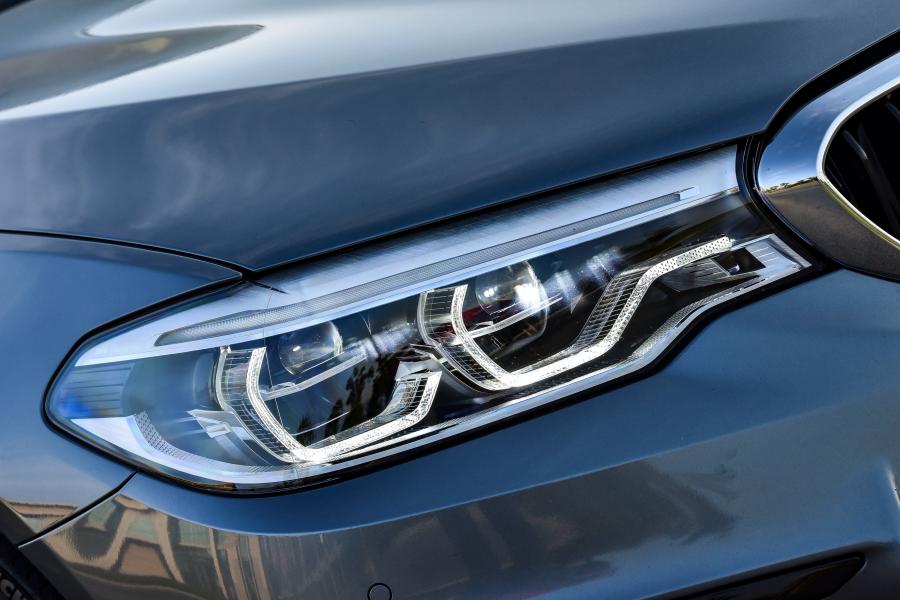 Детали экстерьера BMW 540i Sedan M Sport 2017 года  (ZA) (фото 2 из 40)